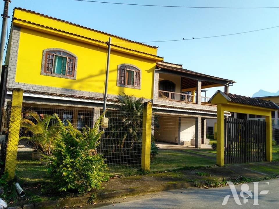 Casa com belo terreno no Parque Mambucaba.